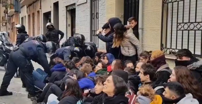 Vecinos y activistas evitan el desahucio de anciano de 92 años en Barcelona