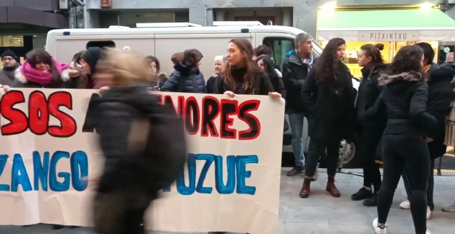 Concentración en Bilbao por juicio a un acusado de violar a una menor