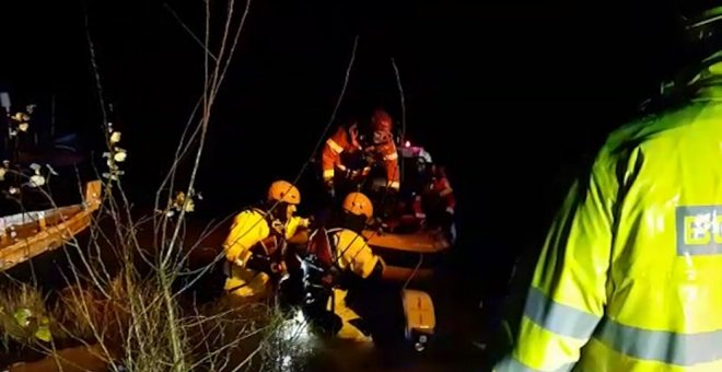 Rescatado un cazador en una barca en el lago de la Albufera