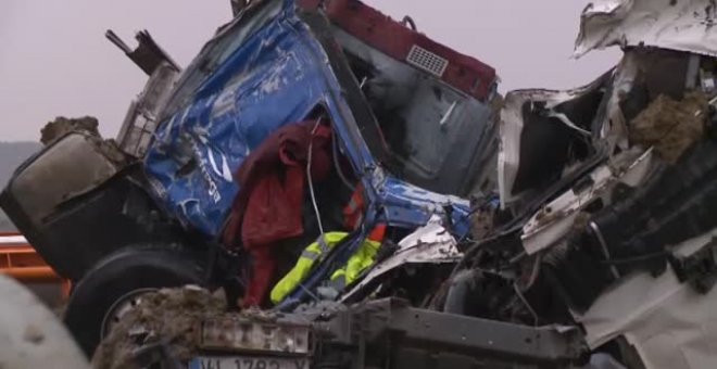 Tres personas fallecen en un choque frontal entre dos camiones en Osera de Ebro (Zaragoza)
