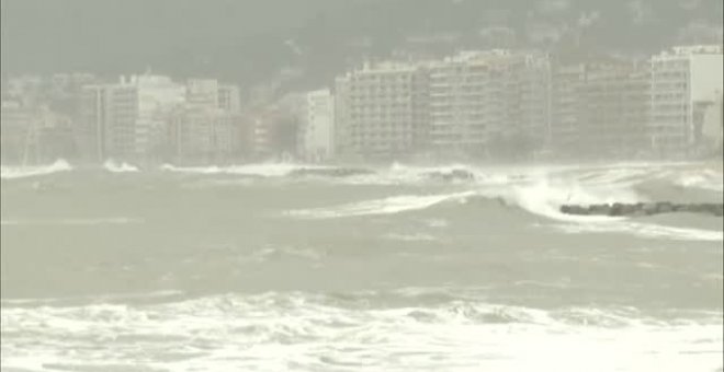 El oleaje impide buscar por el mar al marinero desaparecido en Palamós, Gerona