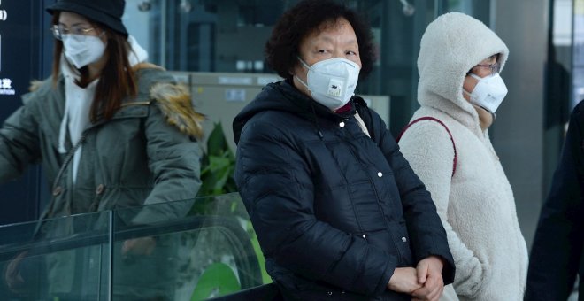 China cierra una tercera ciudad por el coronavirus, que alcanza los 631 afectados