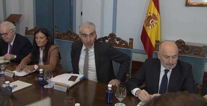 El consejero de Economía de Galicia, en la mesa de trabajo de Alcoa