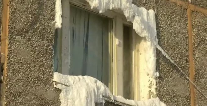 Un bloque viviendas en Irkutsk (Siberia), congelado por las fugas de agua en las tuberías a 25 grados bajo cero