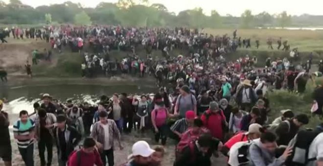 Cargas policiales para frenar a cientos de migrantes en la frontera entre Guatemala y México