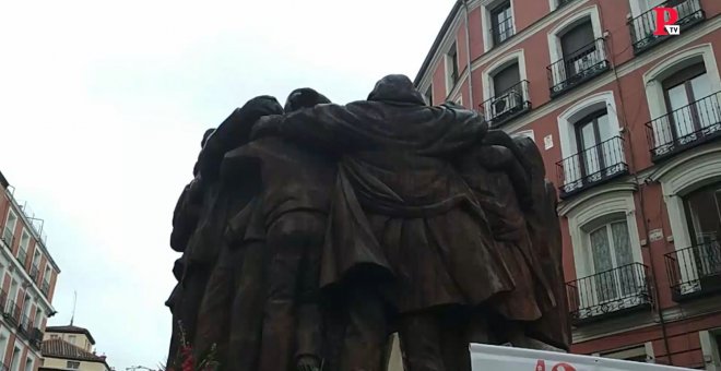 'El abrazo' recuerda a los abogados de Atocha
