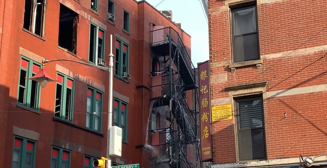 Bomberos intervienen en Mulberry Street, Nueva York