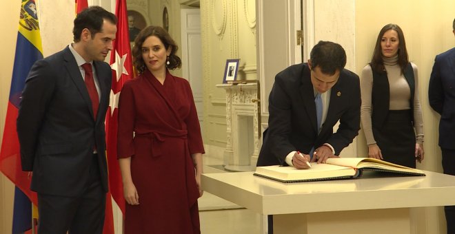 Guaidó firma el libro de honor de la Comunidad de Madrid