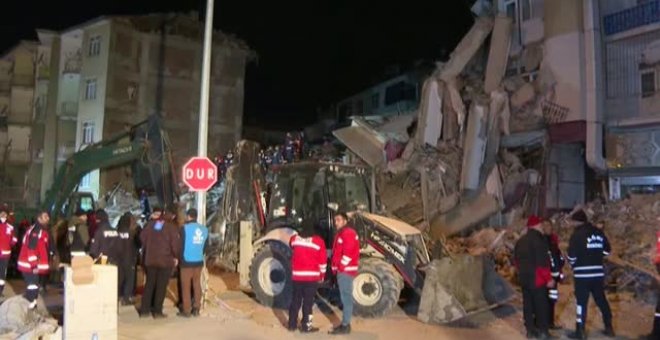 Turquía se vuelca en las labores de rescate tras el devastador terremoto de magnitud 6,8
