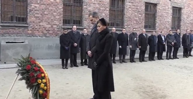 Los Reyes visitan el campo de exterminio de Auschwitz