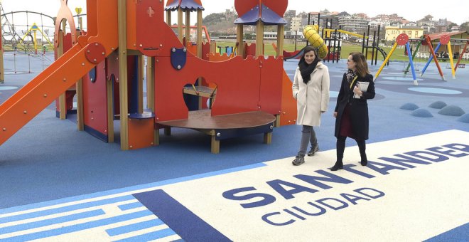 El parque infantil de La Magdalena estrena nuevos juegos y suelo de seguridad