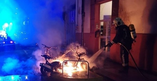 Incendiados tres motos y un coche en Santander