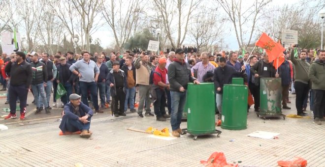 Cientos de personas se concentran frente a Agroexpo