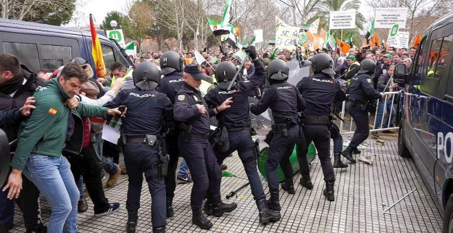 La Policía carga en la protesta de los agricultores en Don Benito para pedir precios justos en el campo