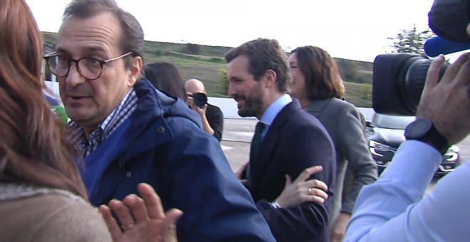 Polémica llegada de Pablo Casado a la visita de una almazara en Sevilla