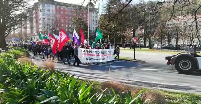 Miles de personas se manifiestan en San Sebastián por trabajo y pensiones dignas