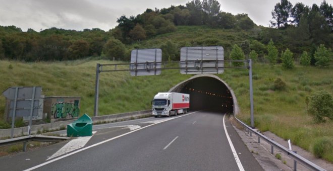 El incendio de un vehículo en el túnel de Torrelavega en la A-8 provoca retenciones de dos kilómetros en la A-67