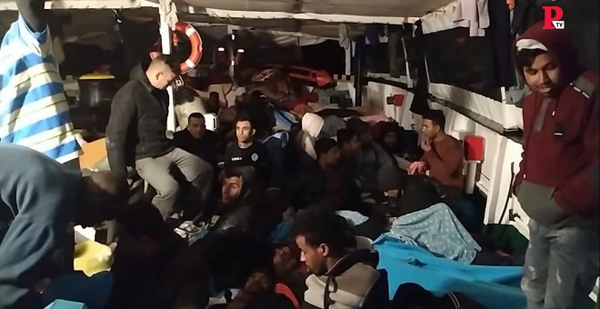 Un cayuco al límte de su capacidad oculta un segundo nivel con decenas de migrantes hacinados