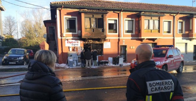 Reabre al tráfico la N-611 en Igollo tras el corte por un incendio en una zapatería