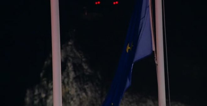 Gibraltar arría la bandera de la UE al son del 'Himno de la alegría'