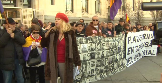 Una manifestación exige devolver al memorial de La Almudena las placas con los nombres de los fusilados