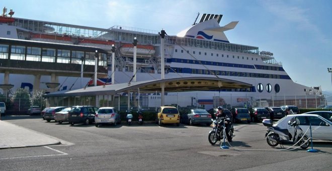 La salida del ferry de Santander genera un choque de acusaciones entre Gobierno y Delegación