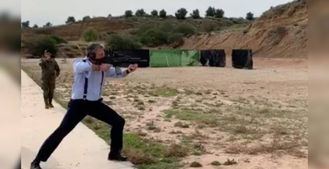 Ortega Smith disparó un fusil de guerra en una base del Ejército: "Un hijo de puta del Daesh que había que cargárselo"