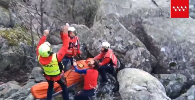 El GERA rescata en helicóptero a dos excursionistas en La Pedriza