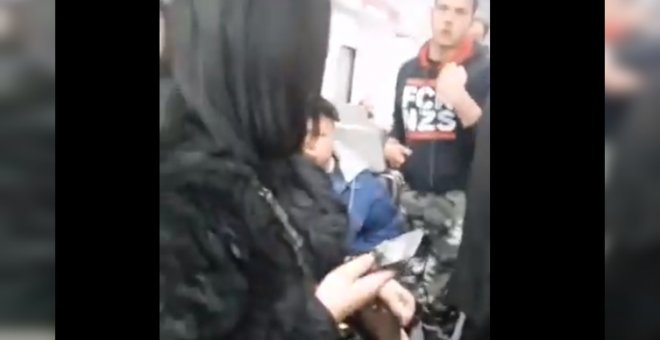 Un menor, acosado por llevar una sudadera antifascista: "Te rompo la cabeza"