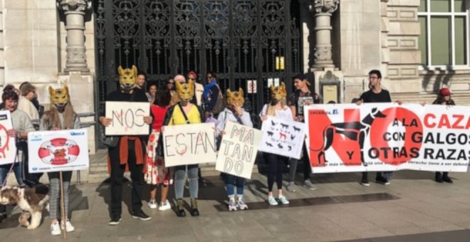 Unas 300 personas se manifiestan en Santander contra la caza y el uso de perros en ella