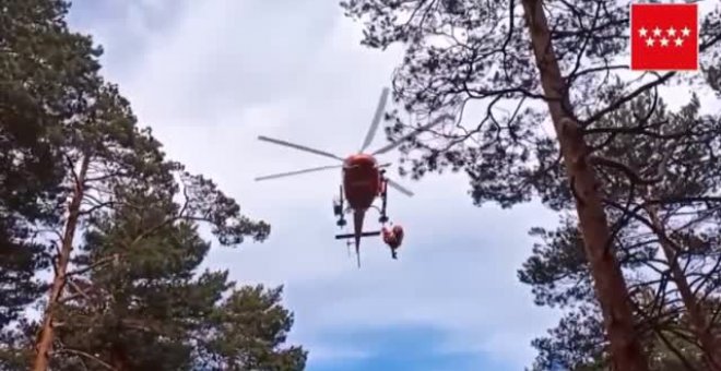 Los bomberos rescatan con helicóptero a una montañera en la sierra de Madrid