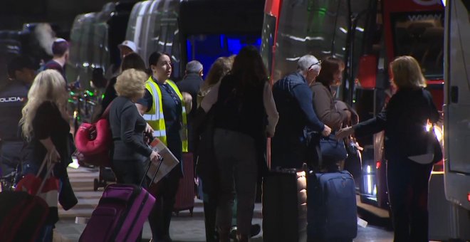 Los pasajeros del Air Canada desembarcan del avión y abandonan el aeropuerto