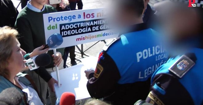 La Policía desmonta un puesto de censura parental de HazteOir frente a un colegio de Leganés