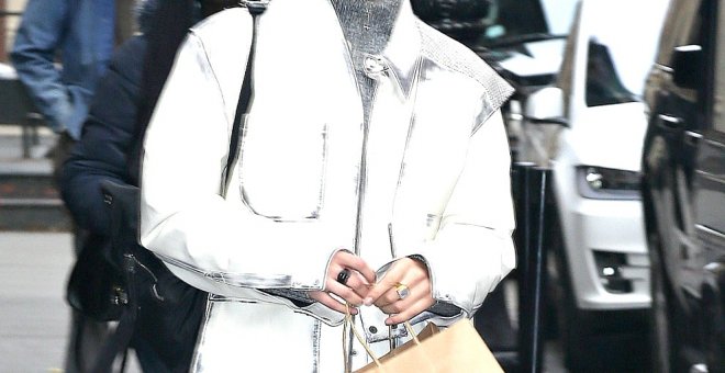 Sí a las prendas reflectantes: look de Bella Hadid + shopping en Bershka