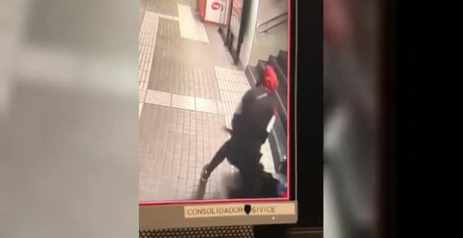 Brutal agresión a una mujer en el metro de Barcelona