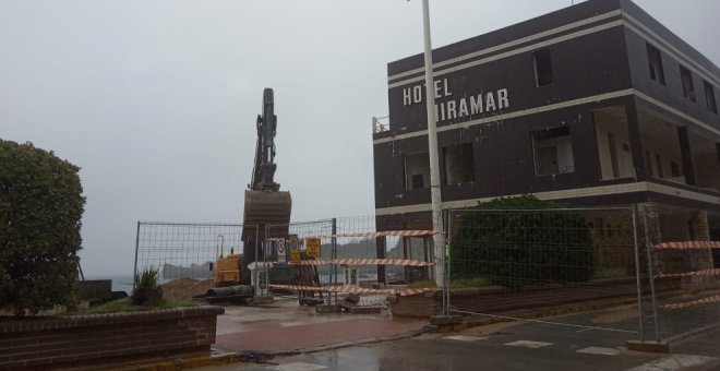 Comienzan las obras de demolición del hotel Miramar en Castro