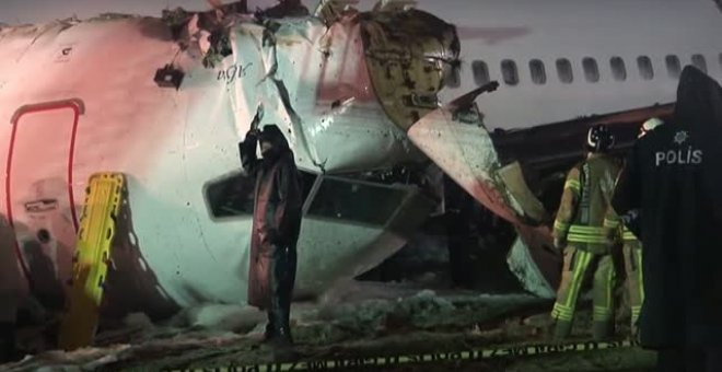 Accidente aéreo mortal en Estambul después de que el avión se saliera de la pista de aterrizaje