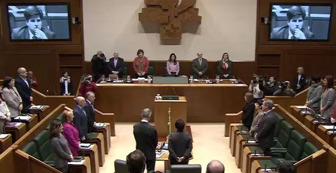 Minuto de silencio en memoria de Gregorio Ordóñez en el Parlamento Vasco