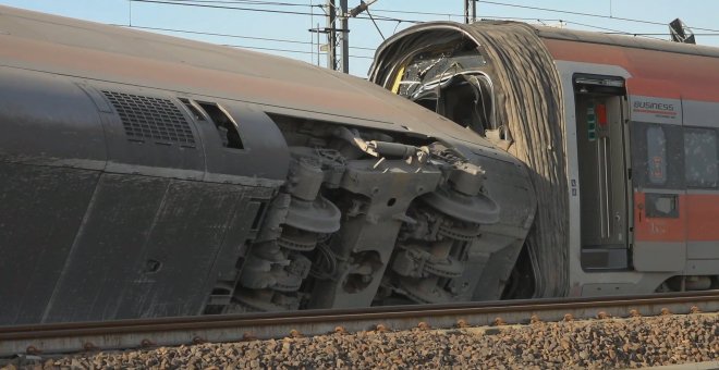 Dos muertos y 30 heridos tras descarrilar un tren en Italia