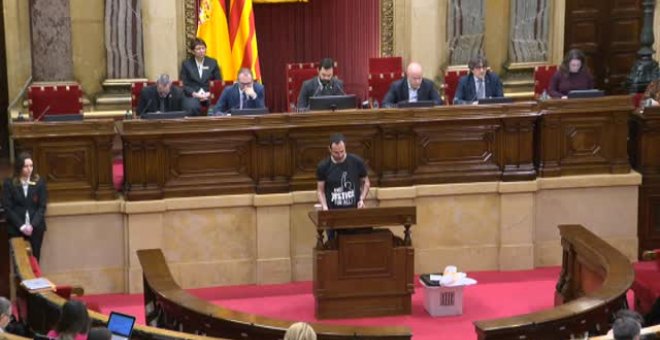 Un diputado de ERC lleva una urna del 1-O al Parlament