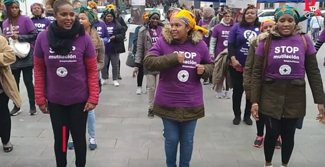 Activistas de la ONG Médicos del Mundo organizan una flashmob en Sol contra la mutilación genital femenina.