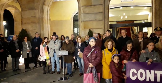 Concentración en la plaza Mayor de Gijón por el asesinato de Lorena Dacuña