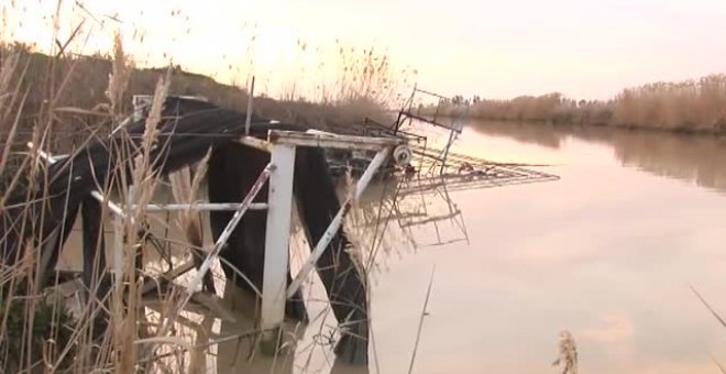 Queman un barco científico en los estuarios del Guadalquivir