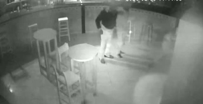 Unos ladrones disparan con una escopeta al dueño del bar que estaban atracando y que les pilló in fraganti