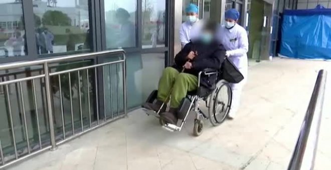 Dan de alta en China a un anciano de 91 años tras superar el virus de Wuhan