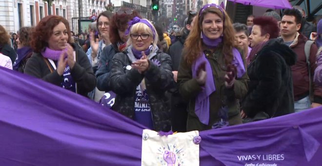 Cerca de 7.000 mujeres protagonizan una cadena feminista en Madrid