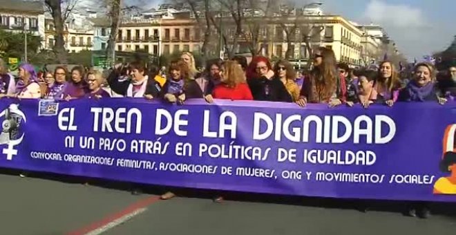 Una gran manifestación por la igualdad inunda Sevilla de color morado