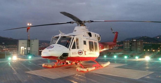 Un helicóptero de Cantabria intenta sofocar el incendio en el vertedero de Zaldibar con 21 descargas de agua