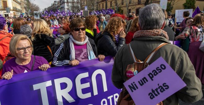 Multitudinaria manifestación en Sevilla contra la retirada de ayudas a la igualdad de género de la Junta