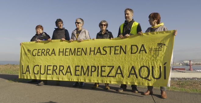 Protesta por la llegada de un barco para cargar armamento en Santurtzi